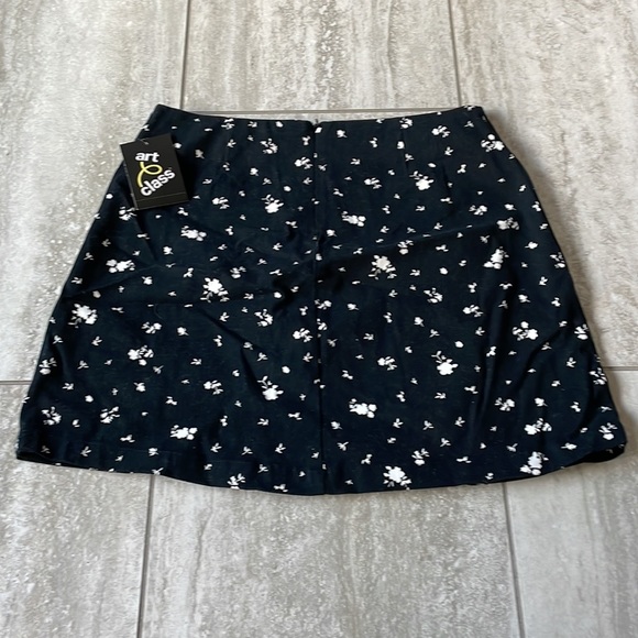 art class black,floral white design XL(14-16)mini skirt for girls - Picture 2 of 7